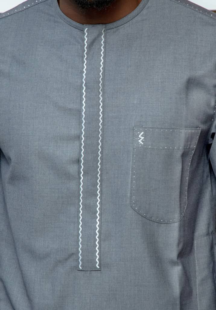 Broderie zigzag argent sur tissu gris