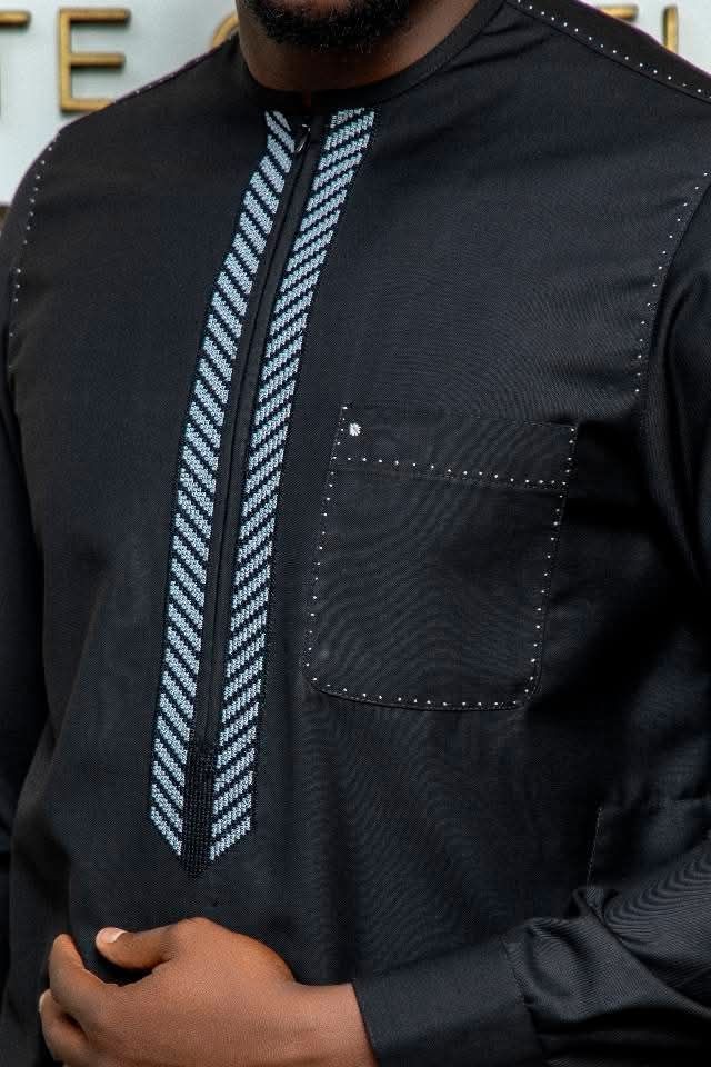 Galon tressé et points sellier sur kaftan noir