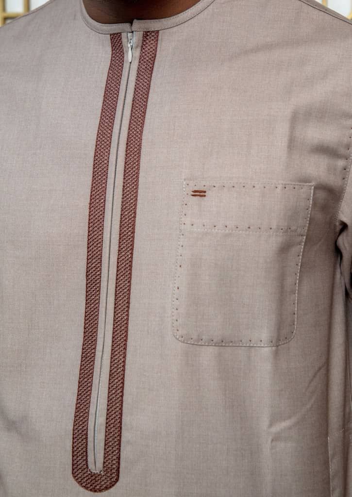 Plastron gansé bordeaux sur kaftan taupe