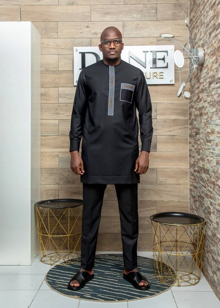 Ensemble noir, plastron brodé