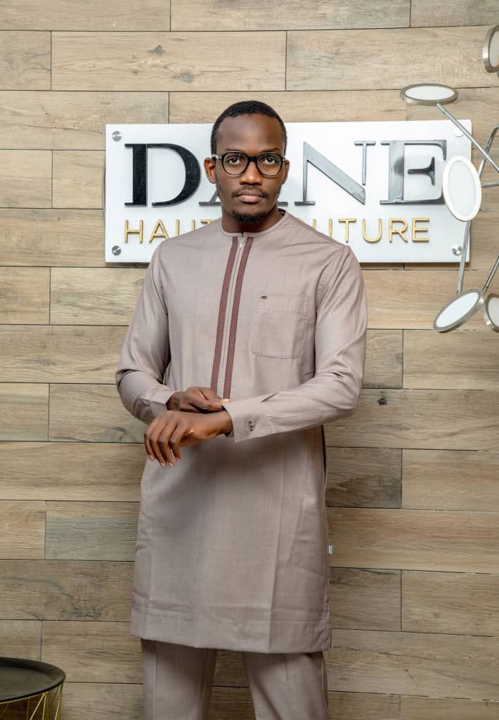 Kaftan taupe, plastron bordeaux
